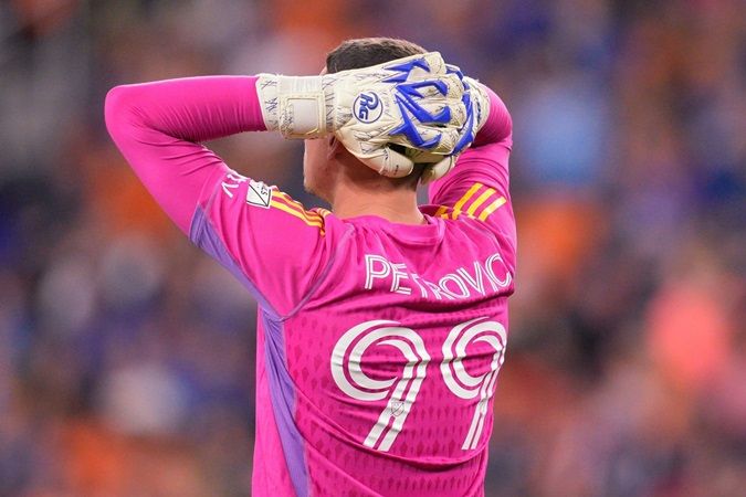 Petrovic đứng trước khung thành Chelsea