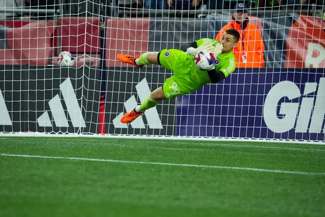 Thủ môn Chelsea thi đấu trước khán đài