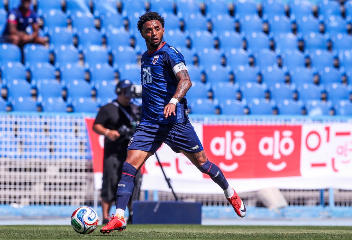 João Paulo tranh chấp ở giữa sân