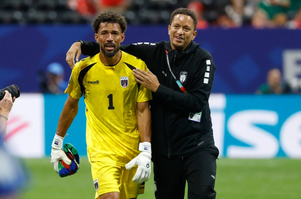 Mẹ của Vozinha xem World Cup trên khán đài