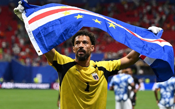 Ryan Mendes ăn mừng bàn thắng
